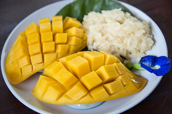 Sticky rice with mango