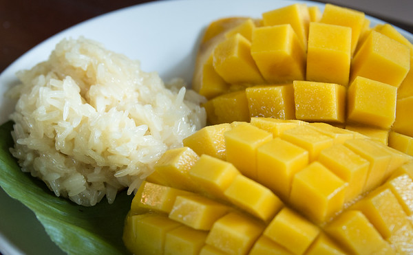 Thai sticky rice with cut mango