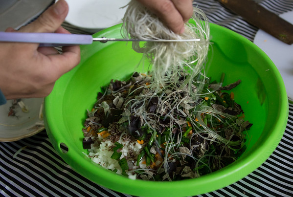 Snipping rice noodles