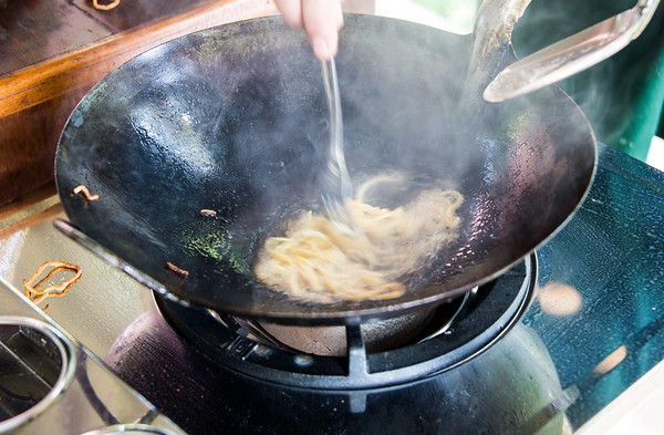 stir frying egg noodles