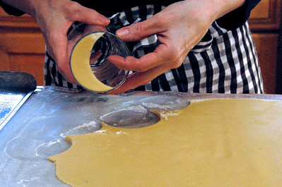 CRESCENT-SHAPED SHORTBREAD COOKIES