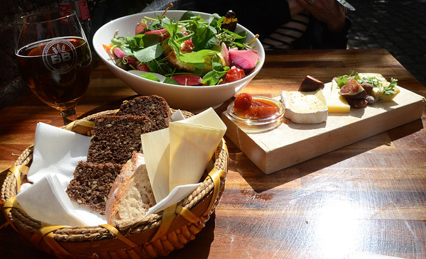 basket of bread 