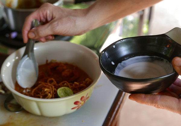 Garnishing shrimp khao soi